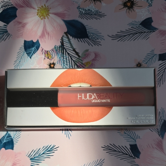 HUDA BEAUTY Liquid Matte Lipstick - Bombshell - Picture 1 of 5